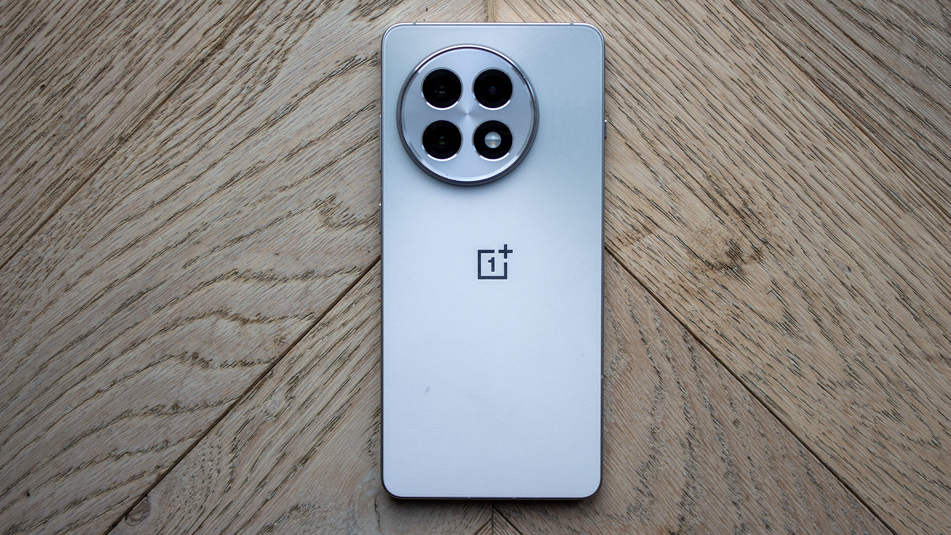New OnePlus 15 leaks point to a bigger battery and a faster screen