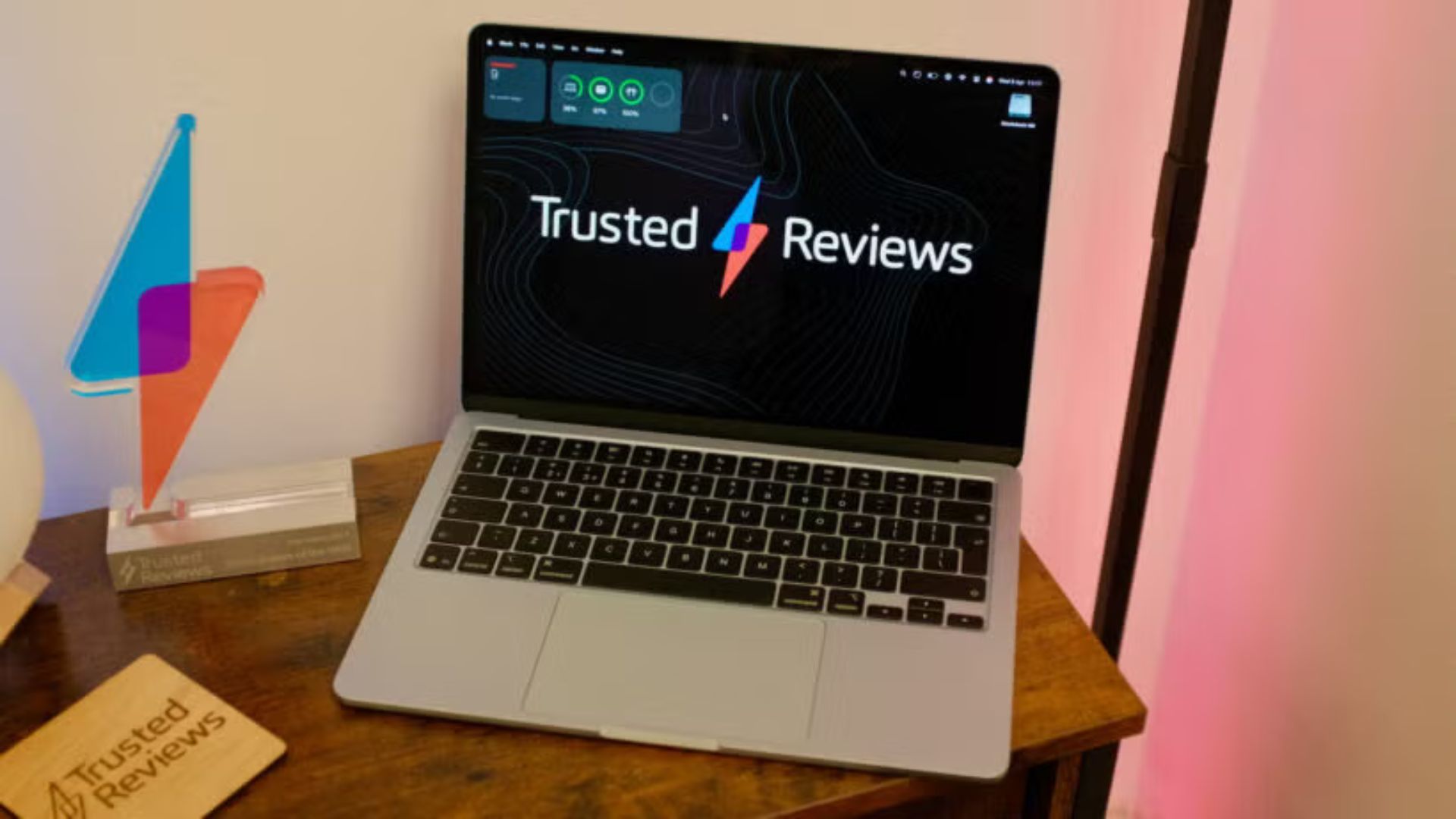 Apple could launch a Macbook Ultra with OLED screen later this year