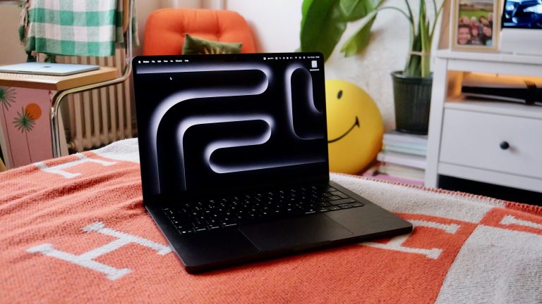 The MacBook Pro could soon get Samsung’s anti‑snooping display tech