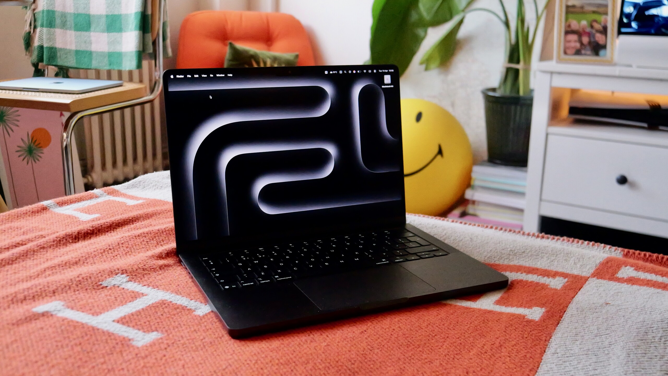 The MacBook Pro could soon get Samsung’s anti‑snooping display tech