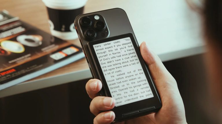 This tiny e-reader is outselling Amazon’s Kindles
