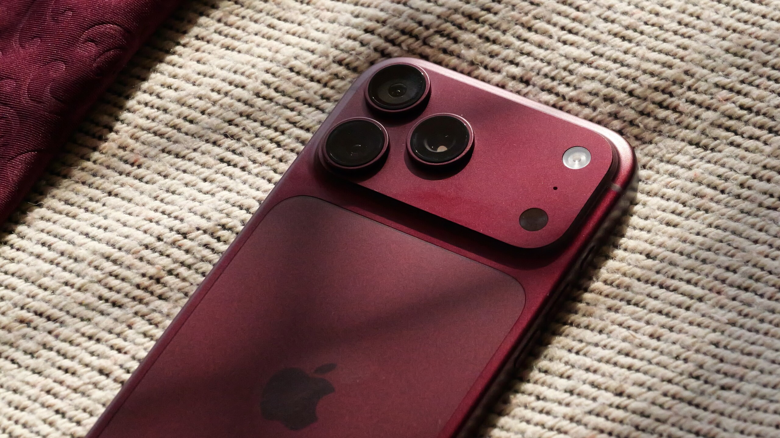 Burgundy iPhone 18 Pro owners face fading paint issues